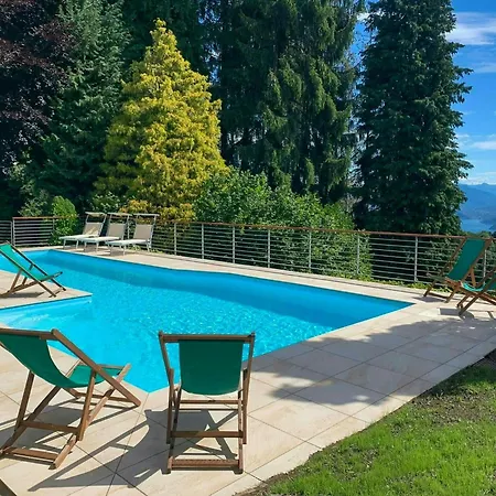 Hébergement de vacances With Pool Overlooking Maggiore