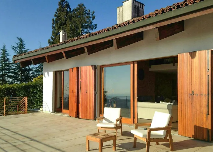 Tatil Evi With Pool Overlooking Maggiore